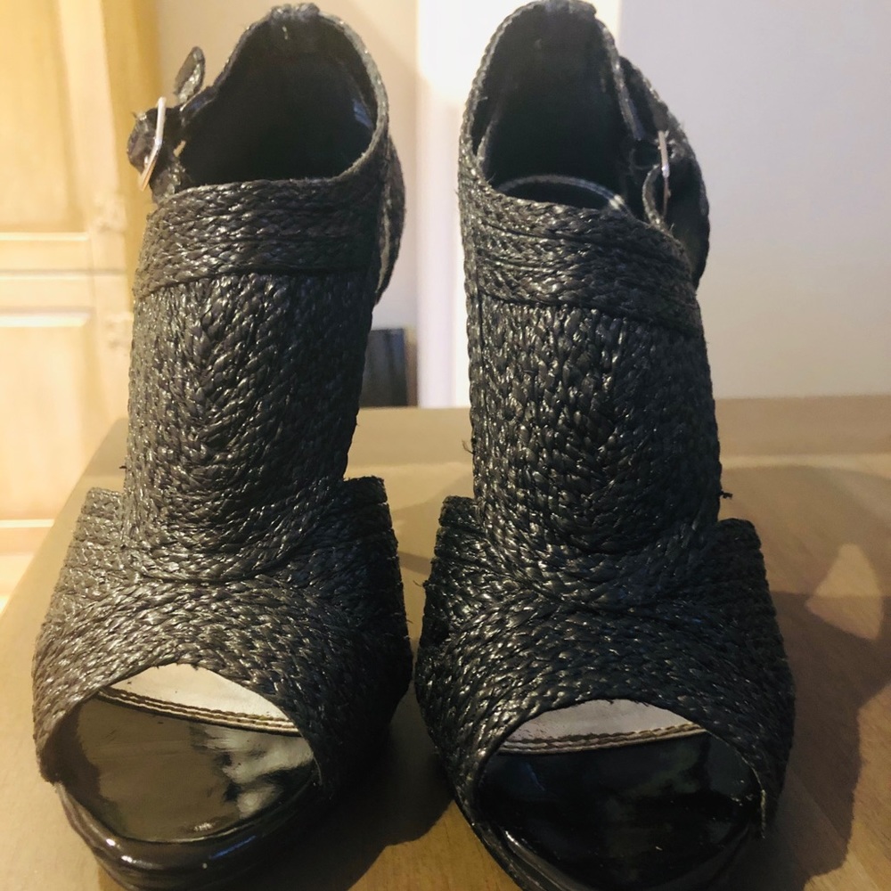 White House Black Market Sz8 Weaved Pattern Heels
